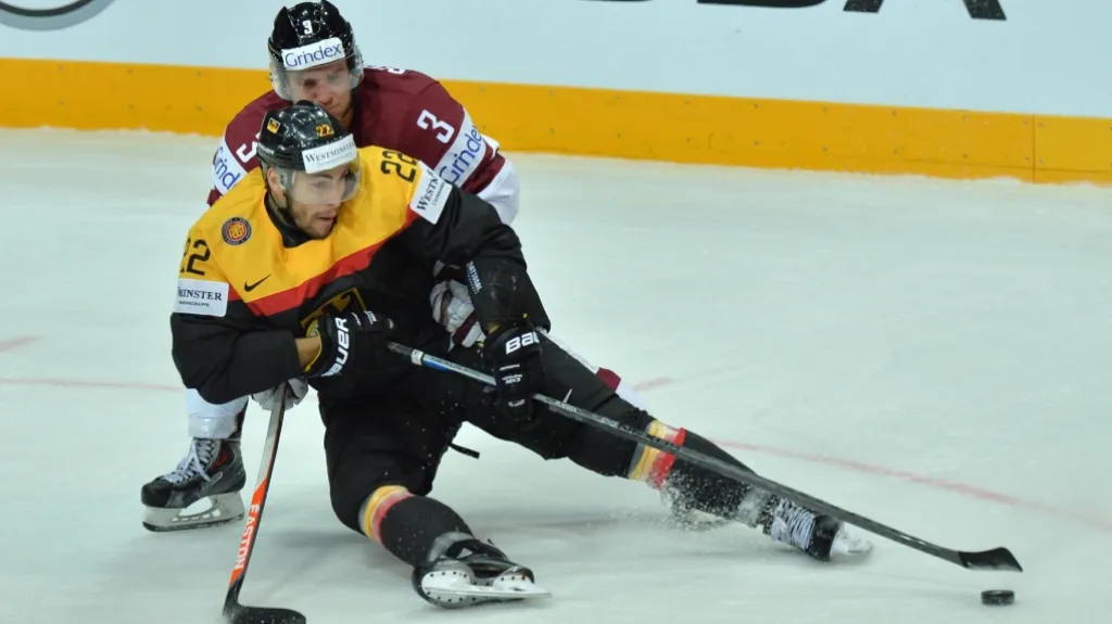 Matthias Plachta (vpředu) v utkání s Lotyšskem