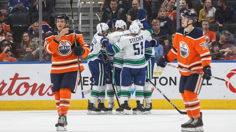 Hráči Vancouveru se radují z gólu