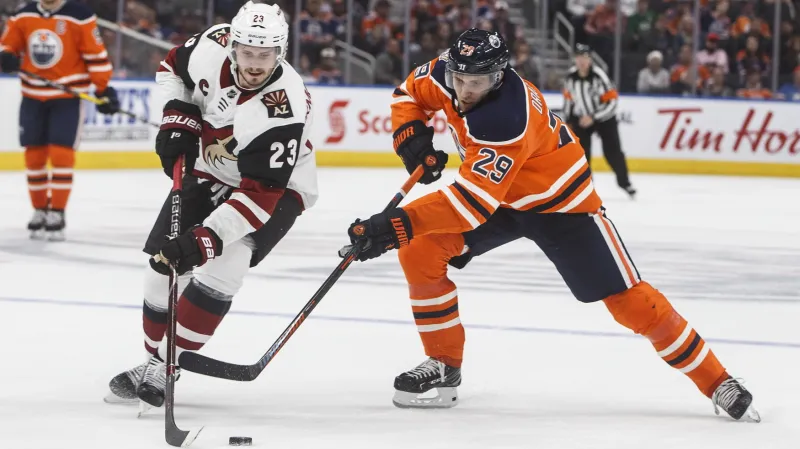 Bek Arizony Ekman-Larsson v souboji s Draisaitlem