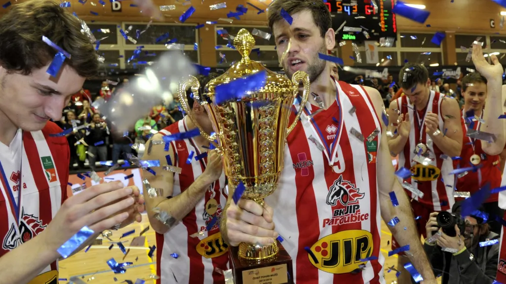 Pardubice slaví vítězství v basketbalovém poháru