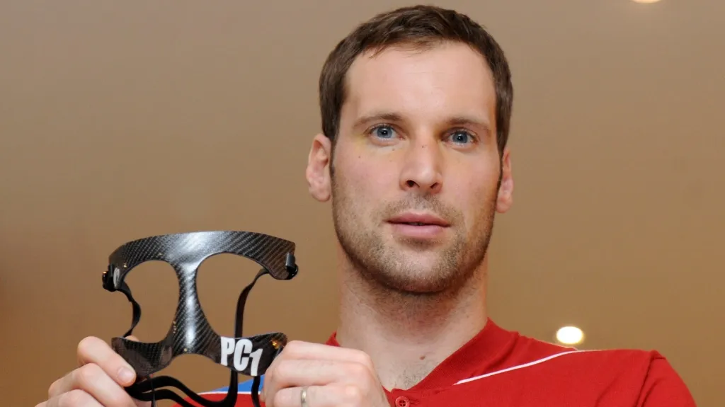 Petr Čech s maskou na zlomený nos