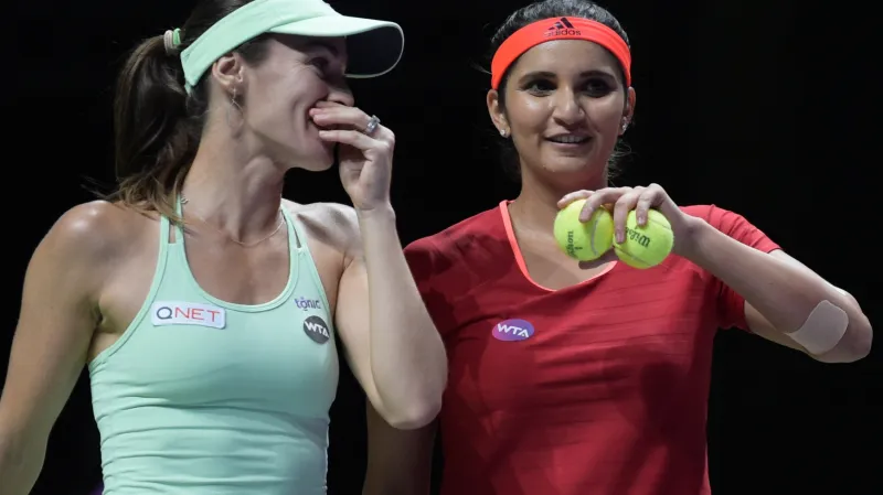 Martina Hingisová (vlevo) a Sania Mirzaová na Turnaji mistryň