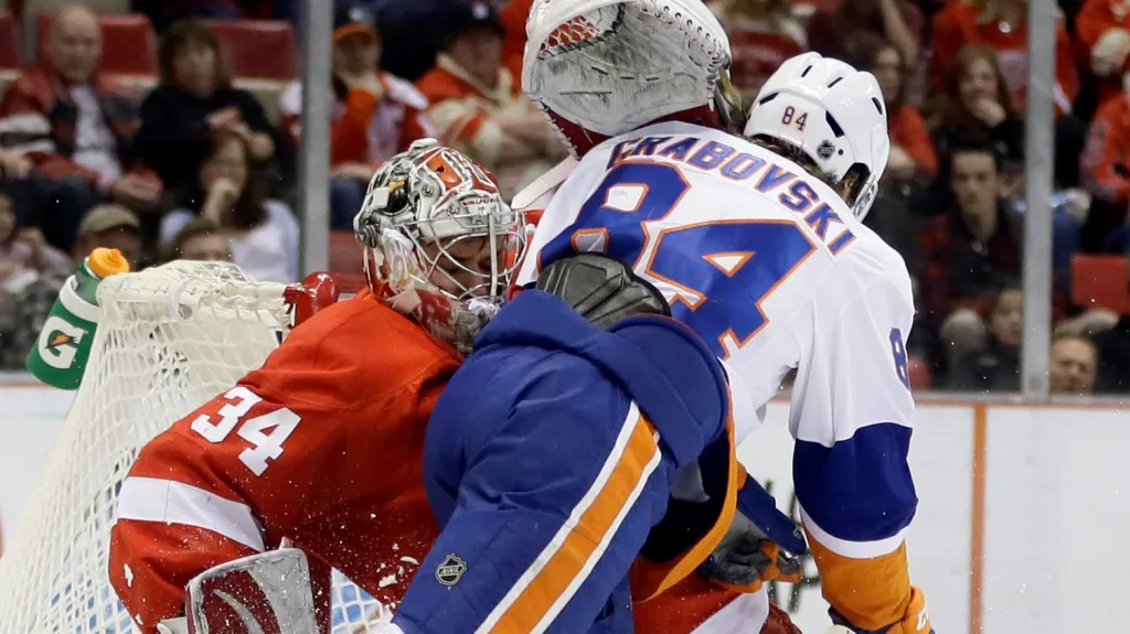 Petr Mrázek v utkání s NY Islanders