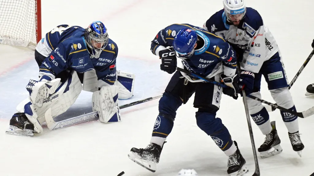 Kladenský gólman Štěpán Lukeš sleduje souboj před brankou v utkání s Kometou