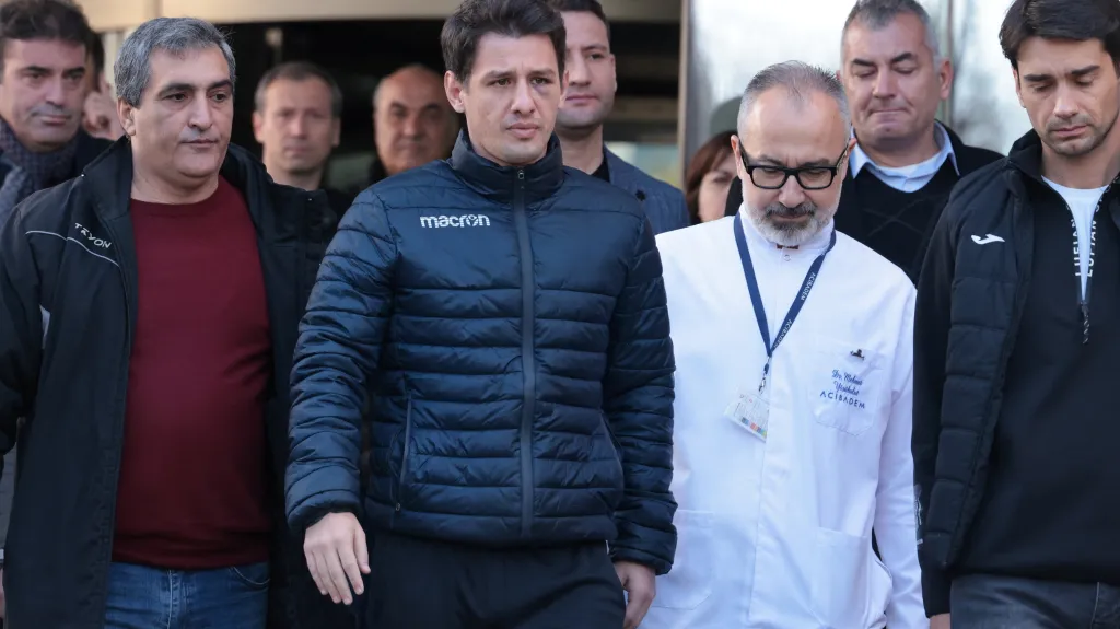 Rozhodčí Halil Umut Meler opouští v prosinci 2023 nemocnici v Ankaře