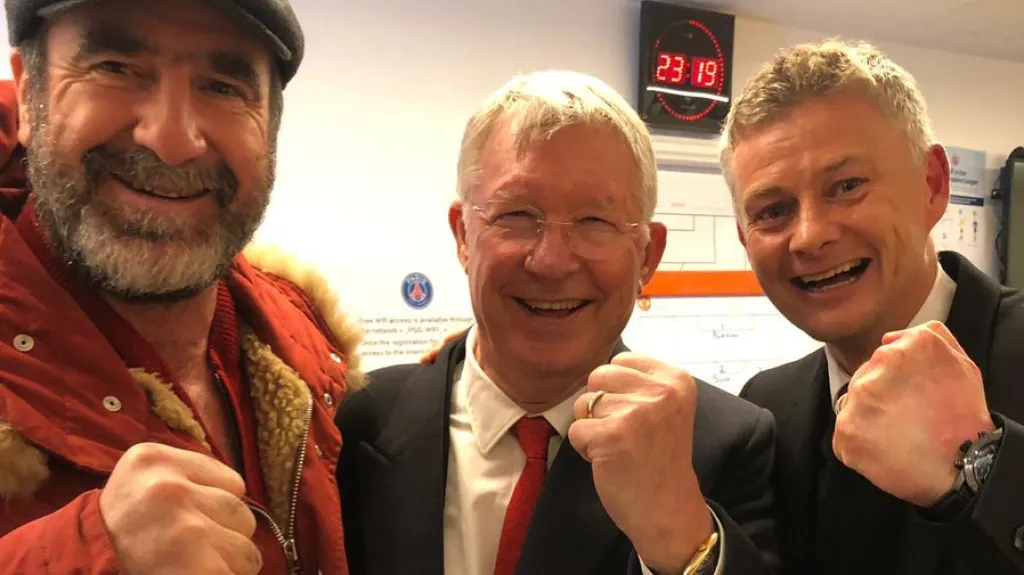 Kouč Manchesteru United Ole Gunnar Solskjaer slaví s Alexem Fergusonem a Ericem Cantonou
