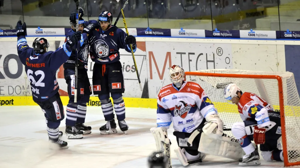 Hokejisté Liberce slaví branku v síti Pardubic