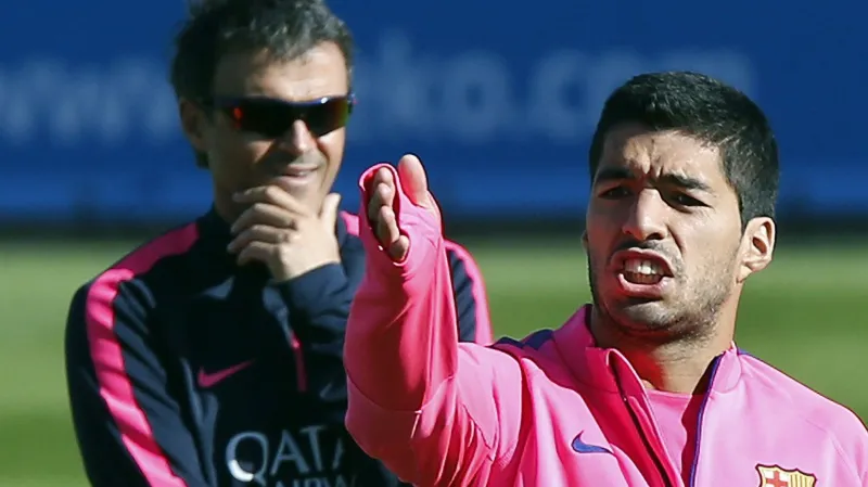 Luiz Suárez (v popředí) a trenér Luis Enrique během tréninku Barcelony