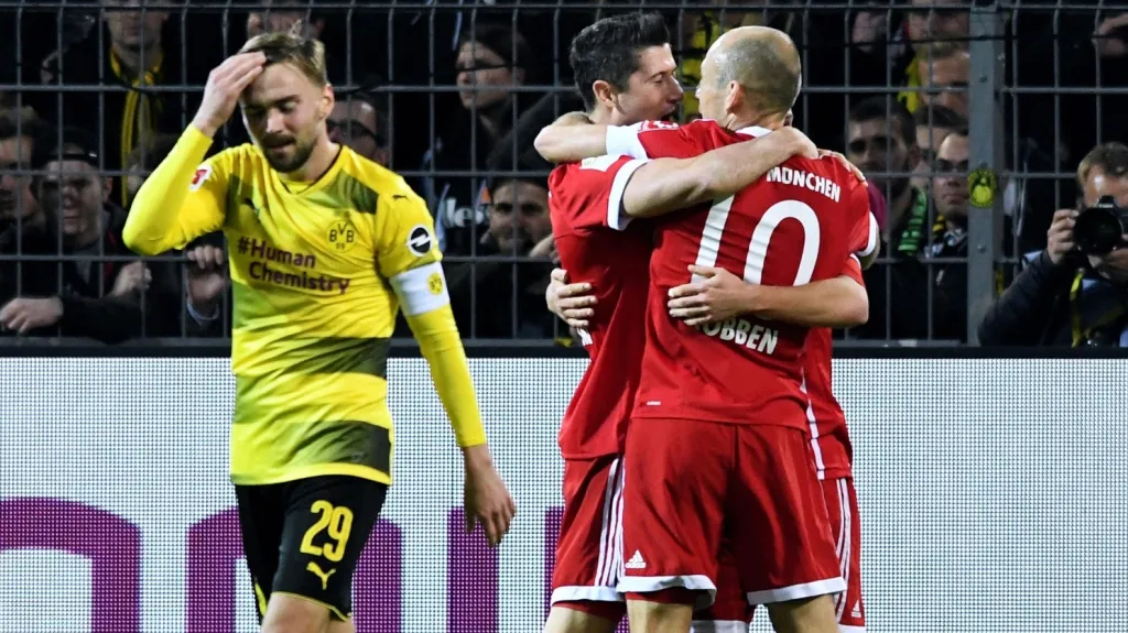 Fotbalisté Bayernu se radují v utkání proti Dortmundu