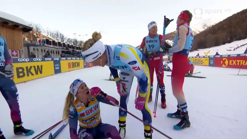 Závěr hromadného závodu žen na 20 km v Gomsu