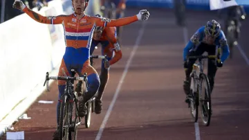 Cyklokrosař Karel Hník (vpravo) ve finiši MS do 23 let