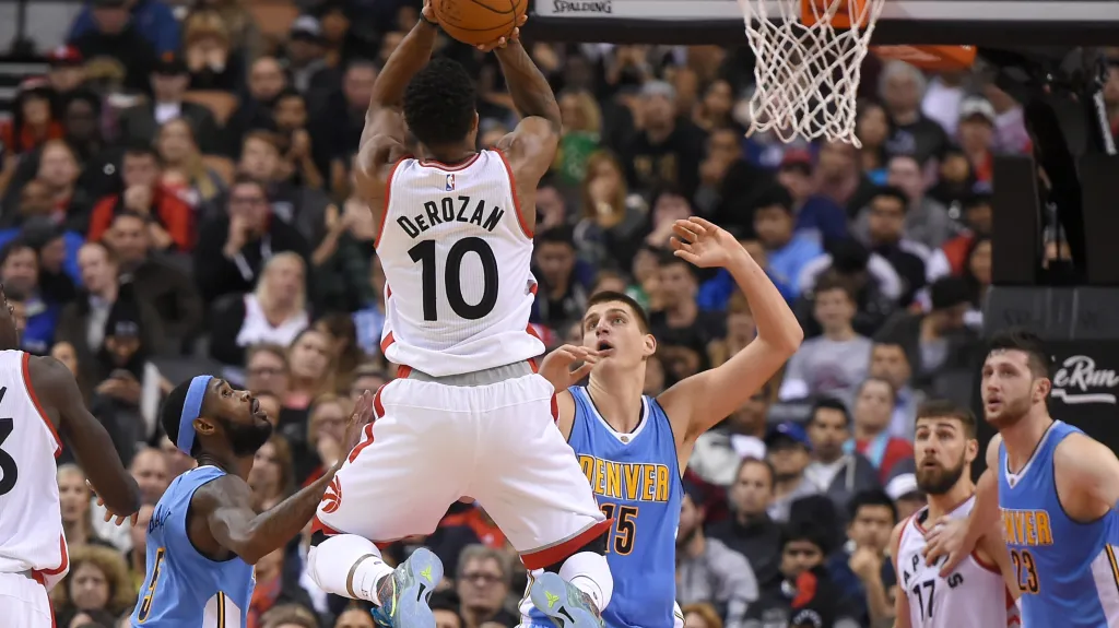 DeMar DeRozan v utkání s Denverem