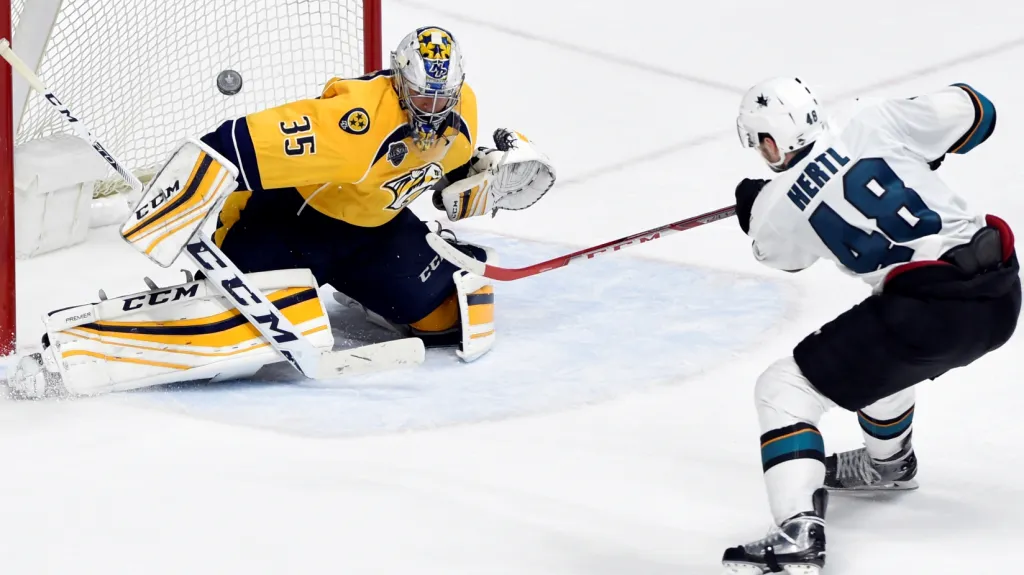 Tomáš Hertl ze San Jose v utkání proti Nashvillu