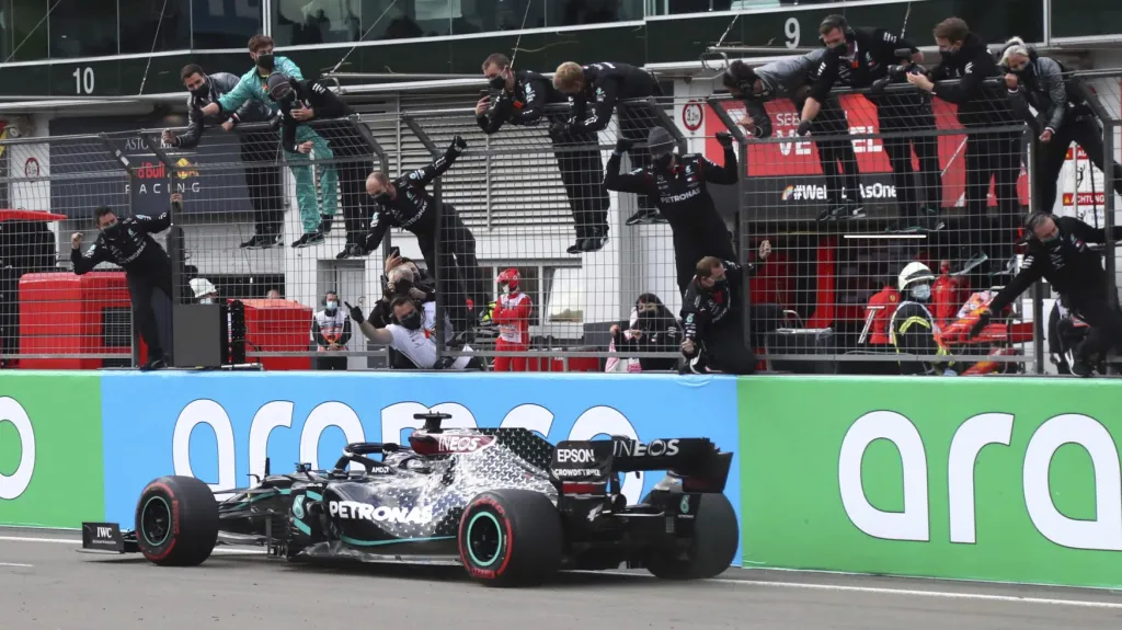 Lewis Hamilton z Mercedesu na Nürburgringu