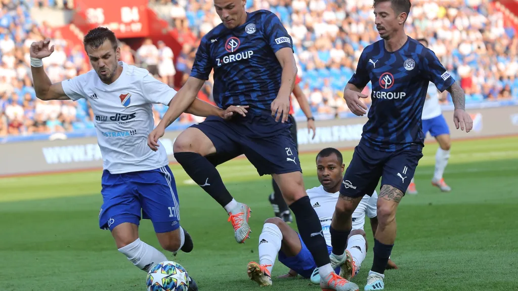 Ondřej Šašinka ze Slovácka v souboji s Milanem Jiráskem z Baníku