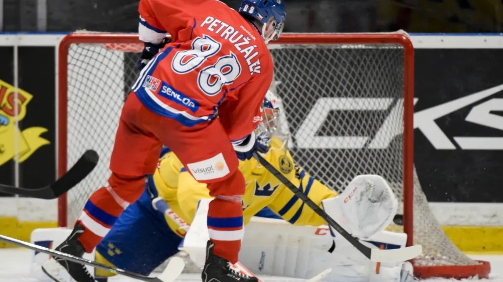 Jakub Petružálek překonává švédského brankáře Nillsona