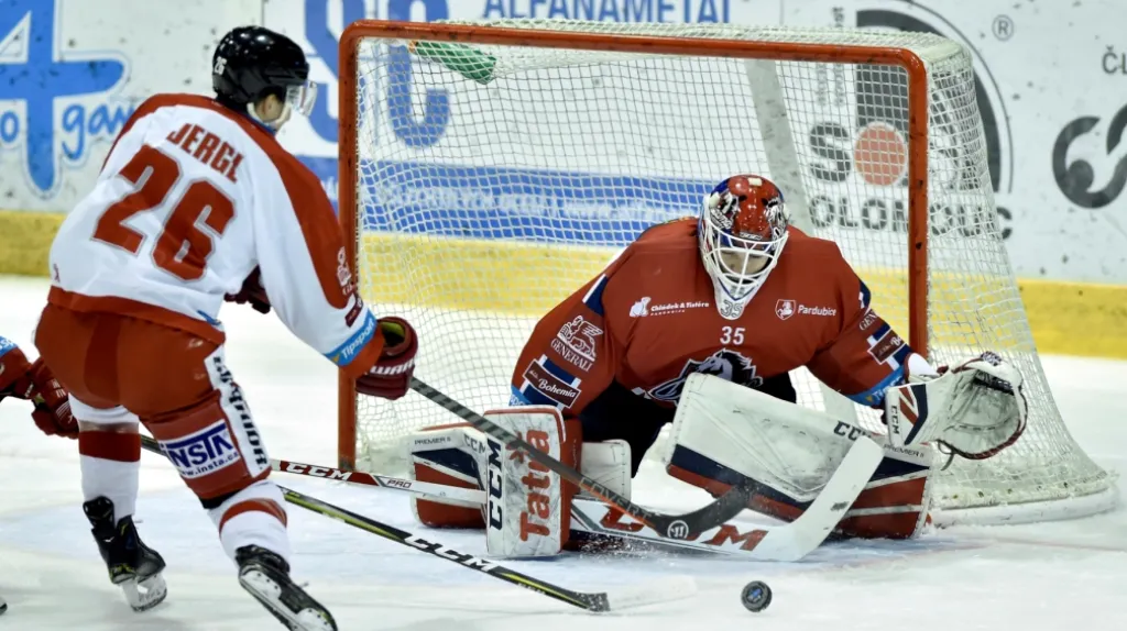 Útočník Aleš Jergl z Olomouce v souboji s Milanem Kloučkem z Pardubic