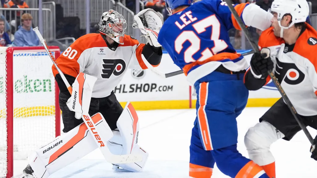 Daniel Vladař v utkání proti New Yorku Islanders