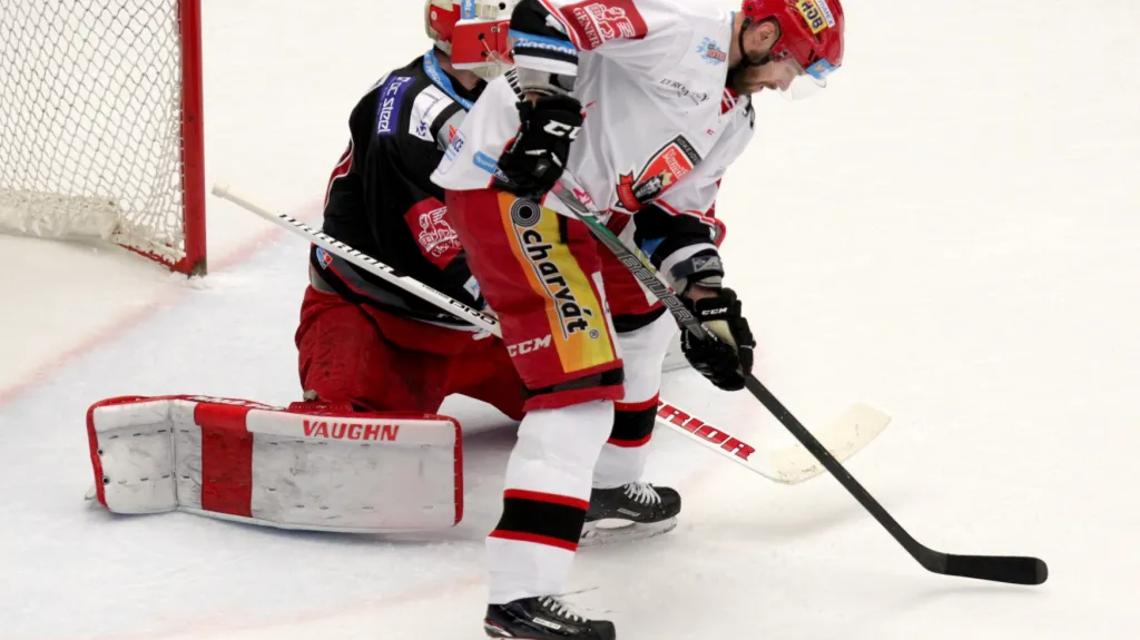 Radek Smoleňák (vpravo) v utkání na ledě Třince