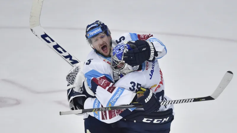 Ladislav Šmíd se raduje s brankářem Romanem Willem