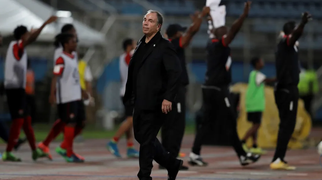 Bruce Arena (uprostřed) po porážce v Trinidadu