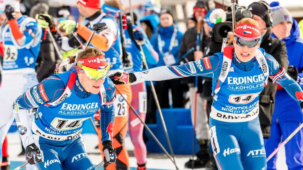 Gabriela Koukalová předává štafetu ve sprintu dvojic Ondřeji Moravcovi