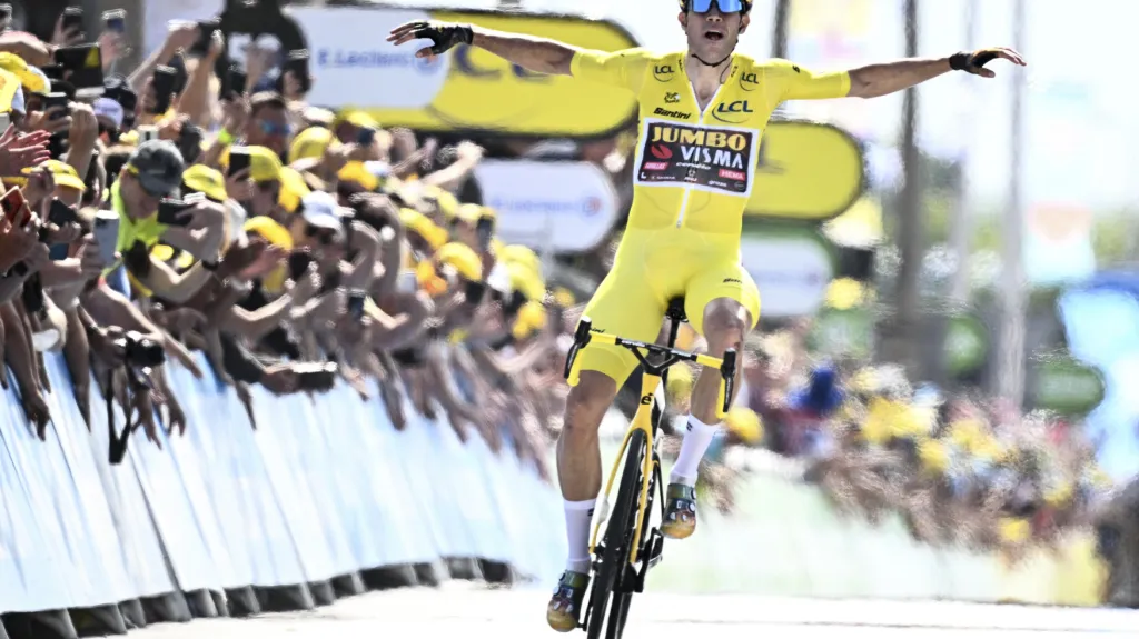 Waut van Aert slavící v cíli etapy na Tour de France