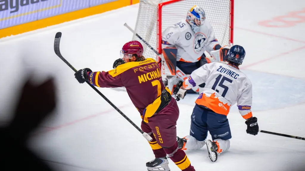 Albert Michnáč střílí gól