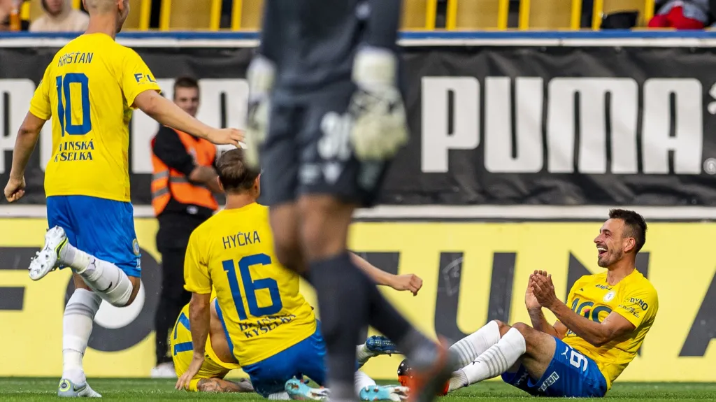 Jakub Urbanec (vpravo) oslavuje se spoluhráči z Teplic gól