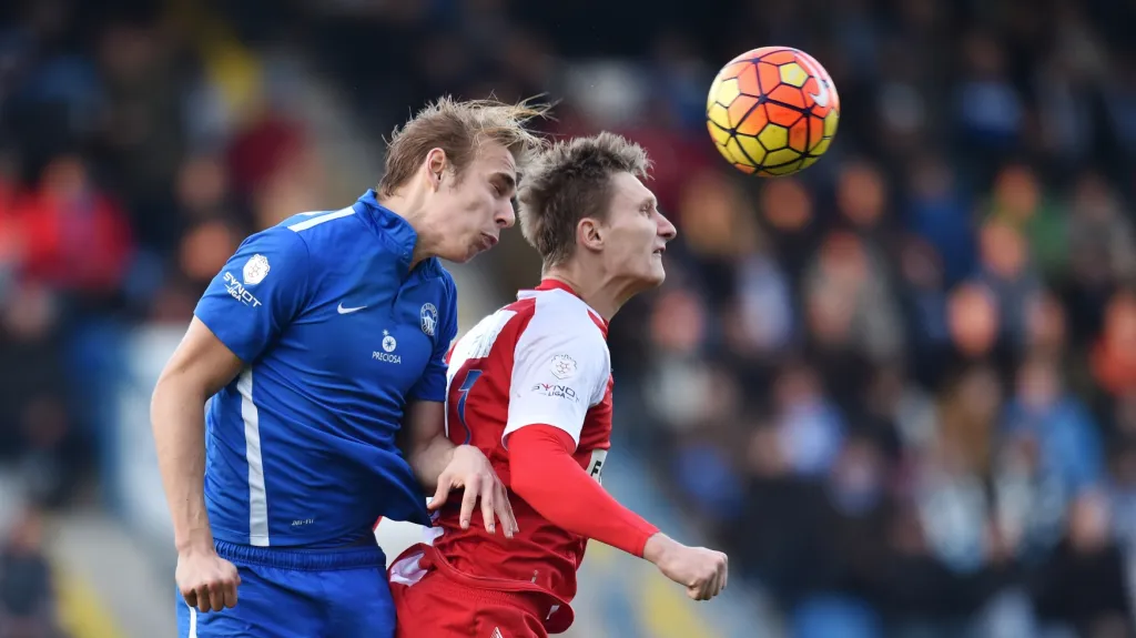 Liberecký Lukáš Pokorný (vlevo) v hlavičkovém souboji s Milanem Škodou ze Slavie