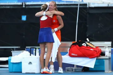 Markéta Vondroušová utěšuje Kiki Bertensovou