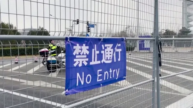 Peking: Tvrdá opatření i bojkot politiků