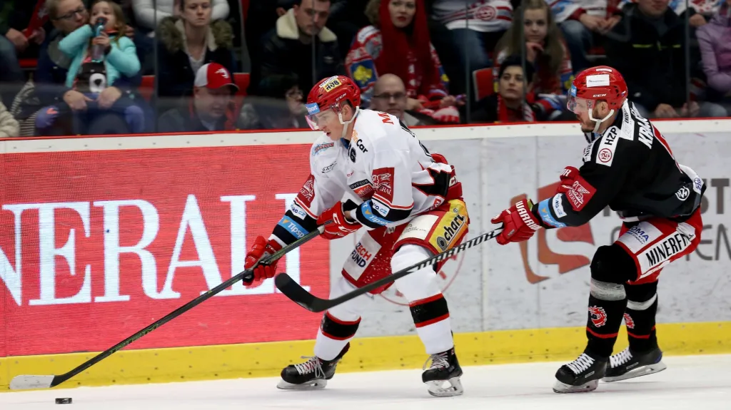 Lukáš Krajíček (vpravo) v utkání proti Hradci Králové