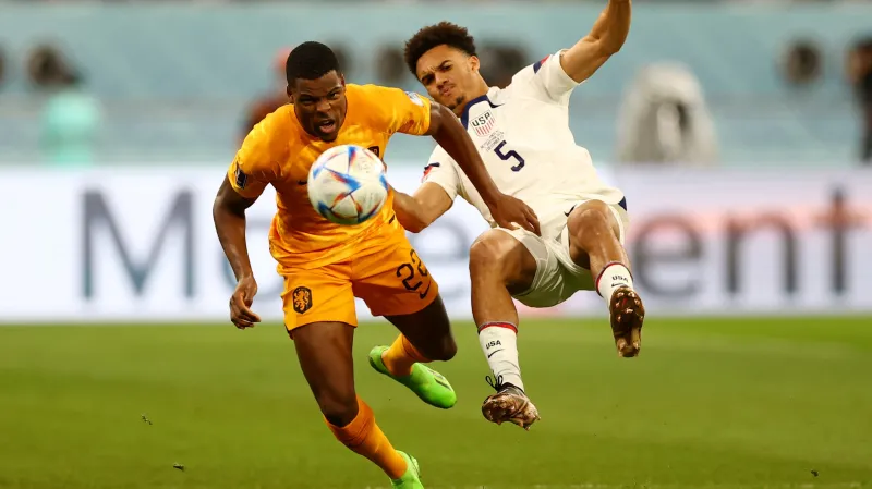 Nizozemec Denzel Dumfries v souboji s Antoneem Robinsonem z USA