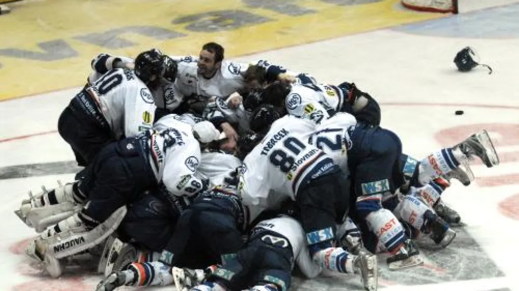 Košičtí hráči slaví vítězství v zápase a zisk titulu