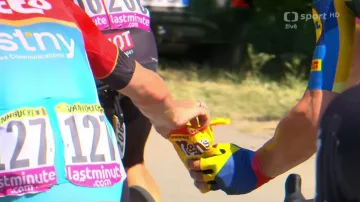 Jasper Stuyven rozdává svým kolegům sladkosti