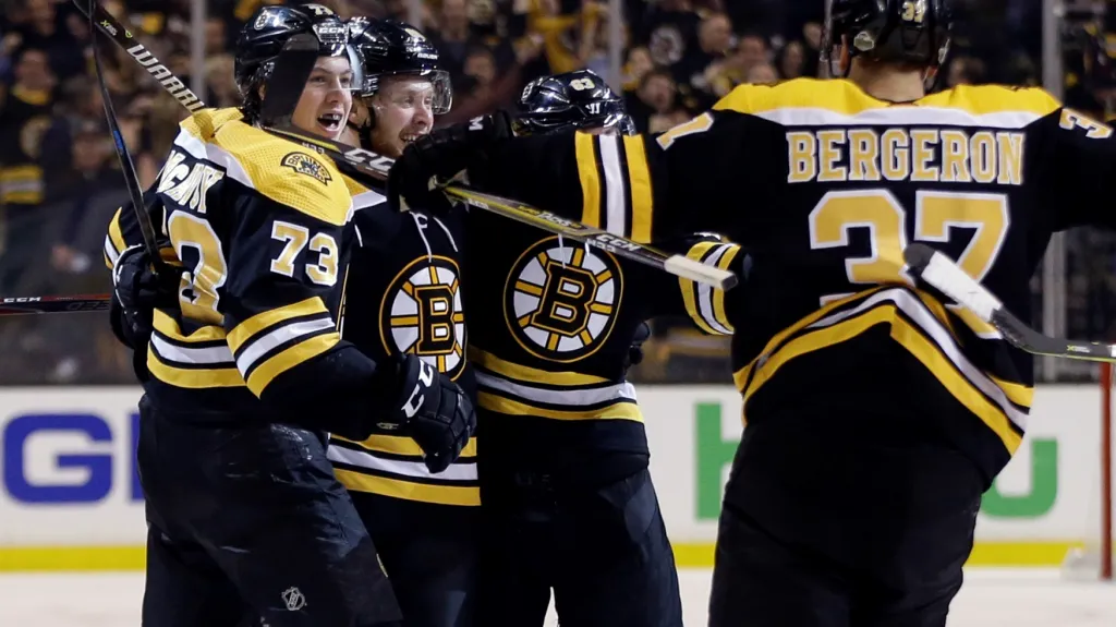 David Pastrňák (druhý zleva) se raduje se spoluhráči z Bostonu z gólu
