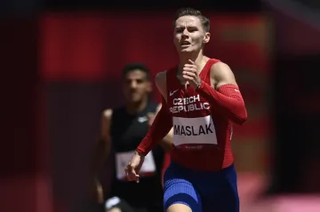 Pavel Maslák v rozběhu na 400 metrů