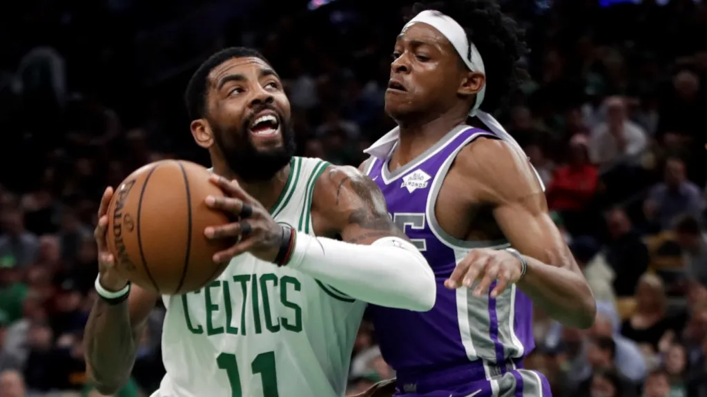 Kyrie Irving z Bostonu Celtics v utkání proti Sacramentu