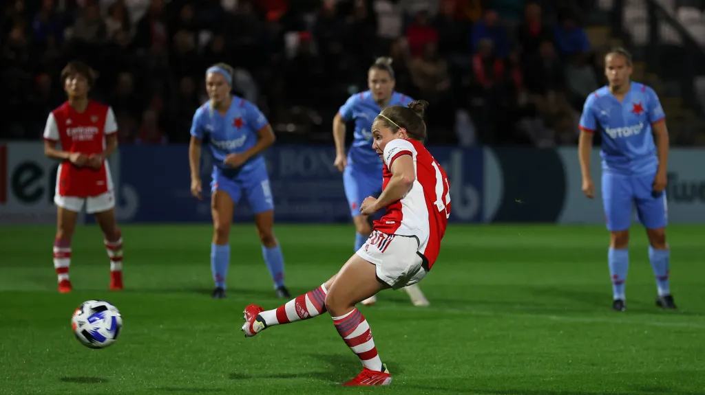 Kim Littleová z Arsenalu skóruje z pokutového kopu