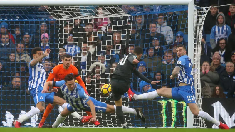Eden Hazard střílí gól do sítě Brightonu