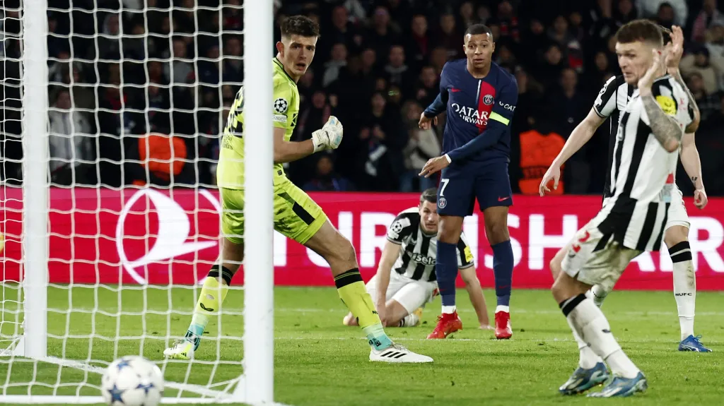 Kylian Mbappé z PSG střílí mimo branku Newcastlu