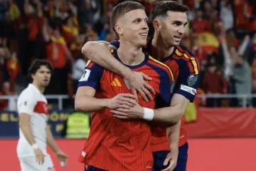 Dani Olmo slaví gól s Fabiánem Ruizem