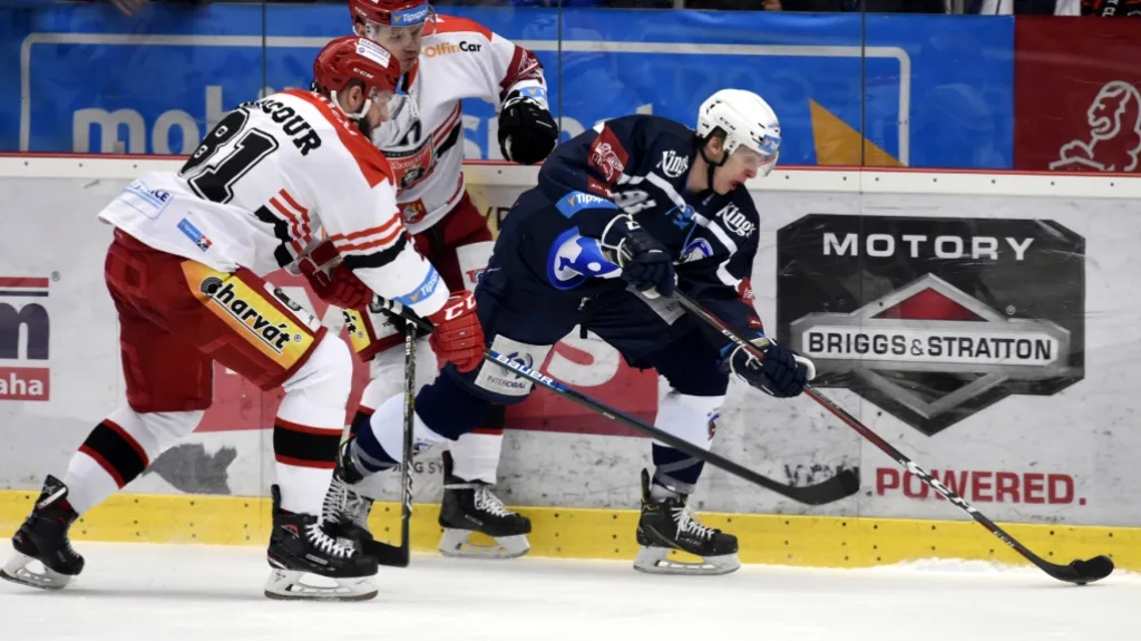 Plzeňský Matyáš Kantner v obležení hráčů Hradce Králové