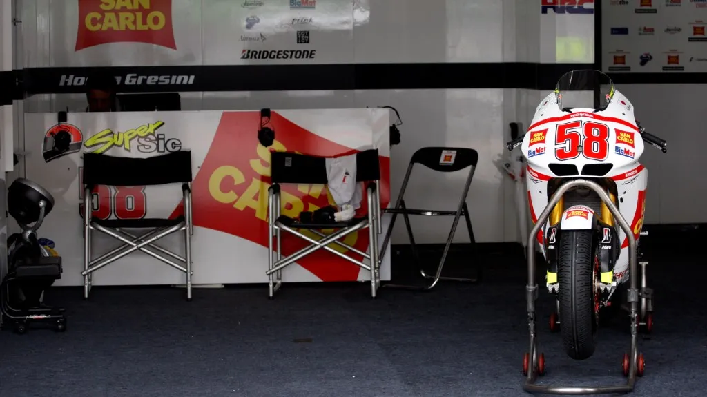 Motocykl Marka Simoncelliho po jeho poslední Velké ceně