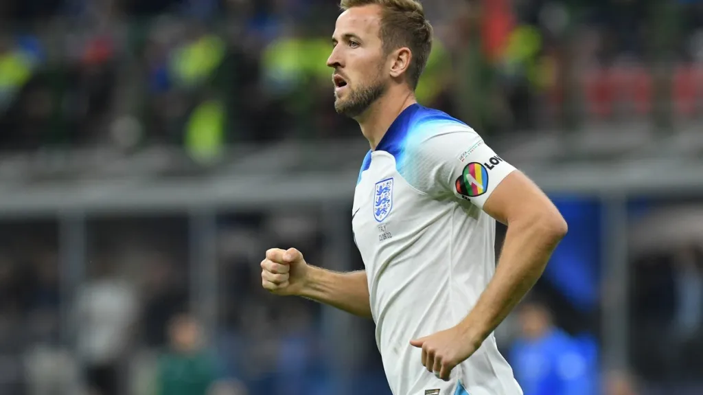 Harry Kane s kapitánskou páskou ve tvaru barevného srdce