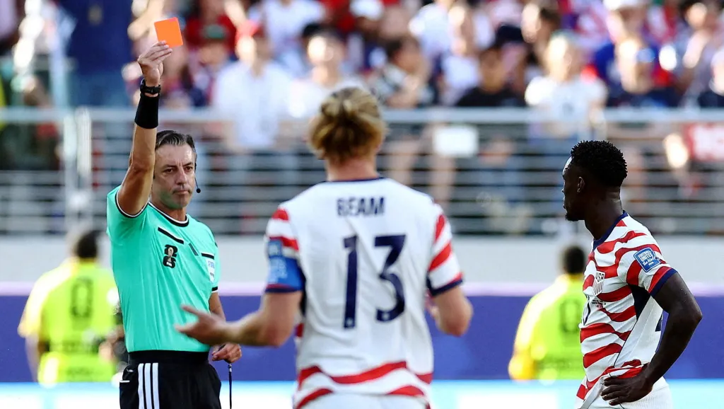 Červená karta pro Folarina Baloguna v zápase USA s Bosnou a Hercegovinou