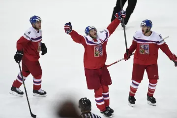 Jaromír Jágr (uprostřed) slaví vstřelenou branku