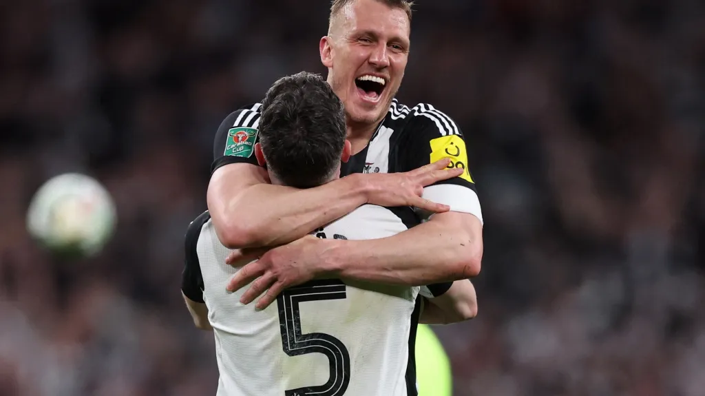 Dan Burn v objetí se spoluhráčem Fabianem Schärem