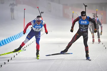 Michal Krčmář a Isak Frey v cílové rovince závodu s hromadným startem